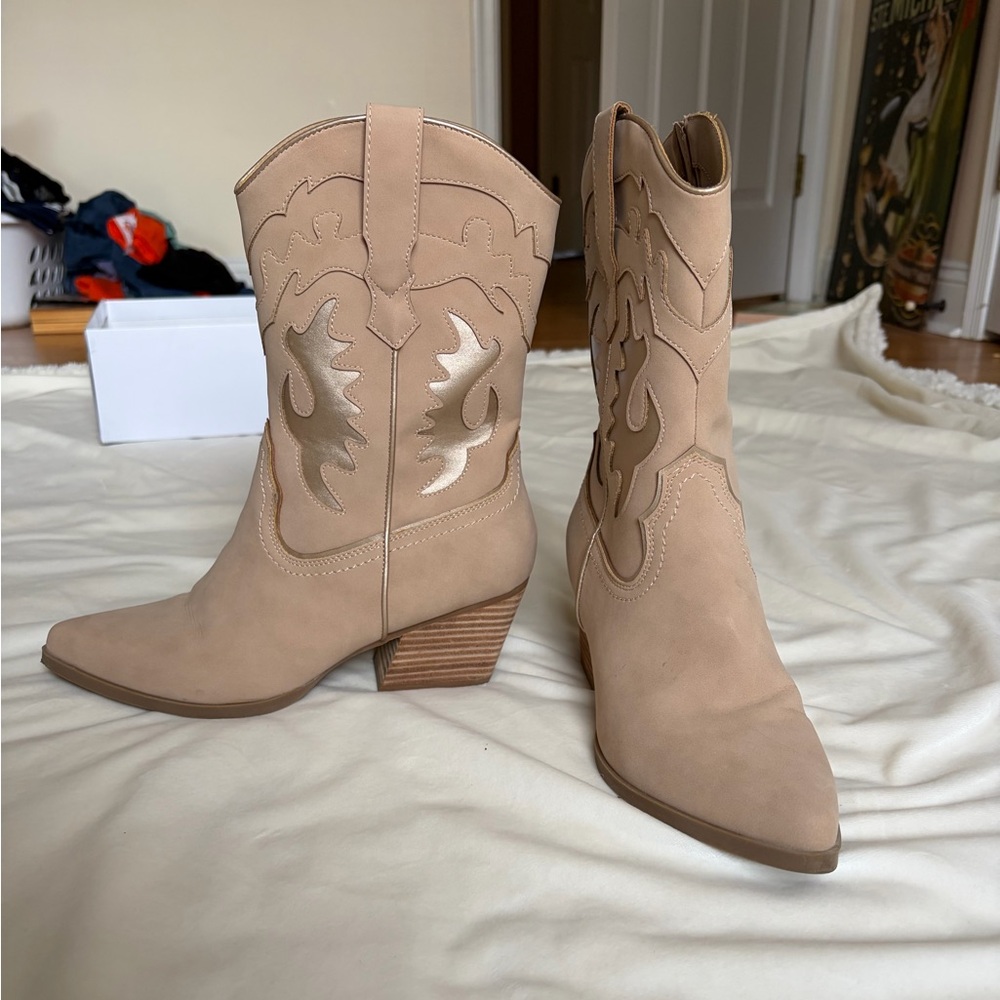 Women's Dolce Vita 8.5 Beige Western Ankle Boots